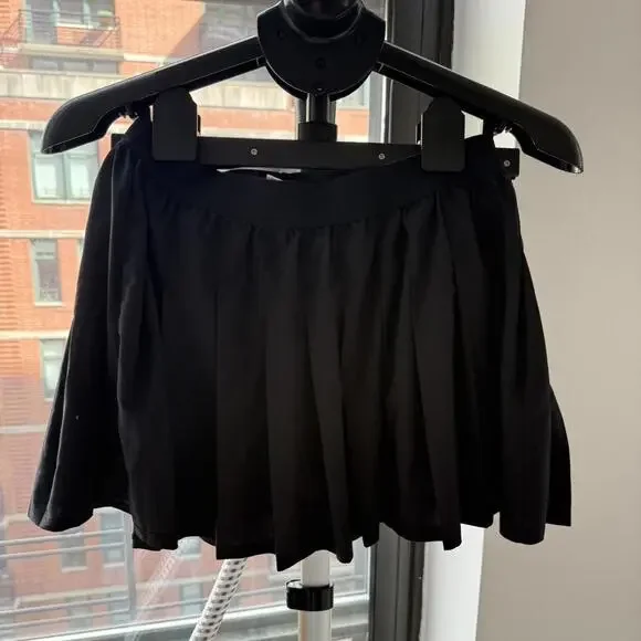 Alo varsity pleated tennis skirt in black.  Size M.  Perfect condition. - Picture 5 of 5